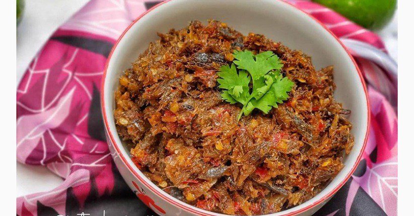 Sambal ikan roa khas Manado, perpaduan rasa pedas dan aroma ikan asap yang menggoda selera
