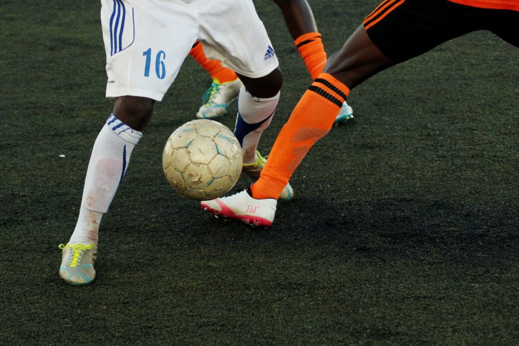 menendang bola dengan kaki bagian luar bertujuan untuk