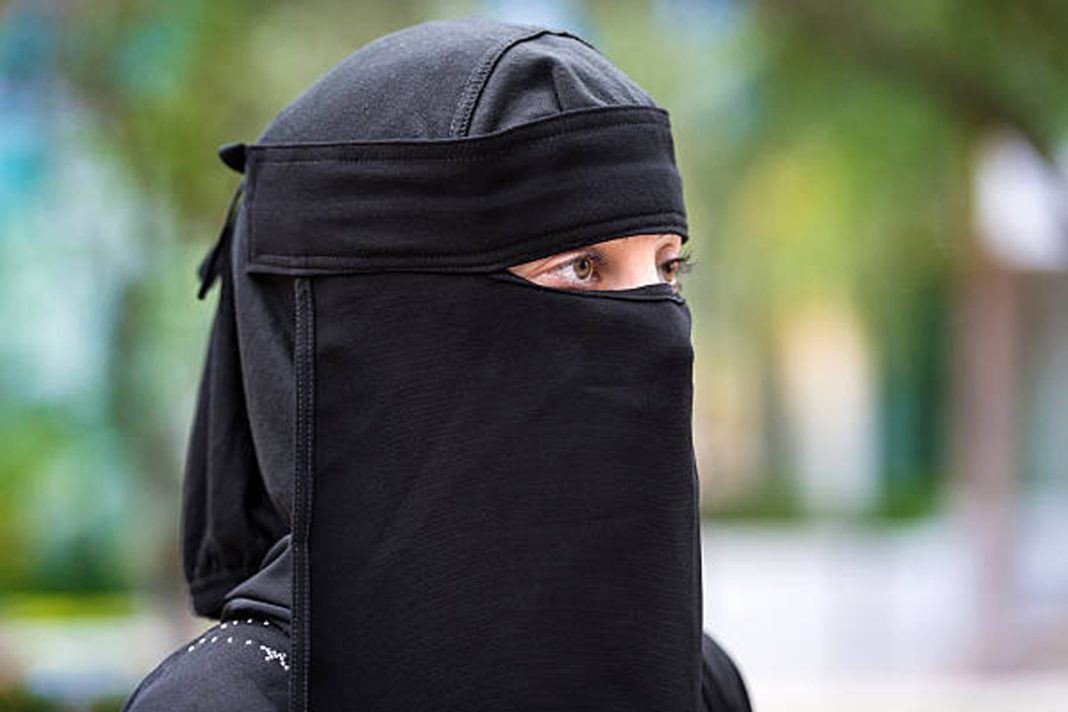perbedaan cadar niqab dan burqa 3