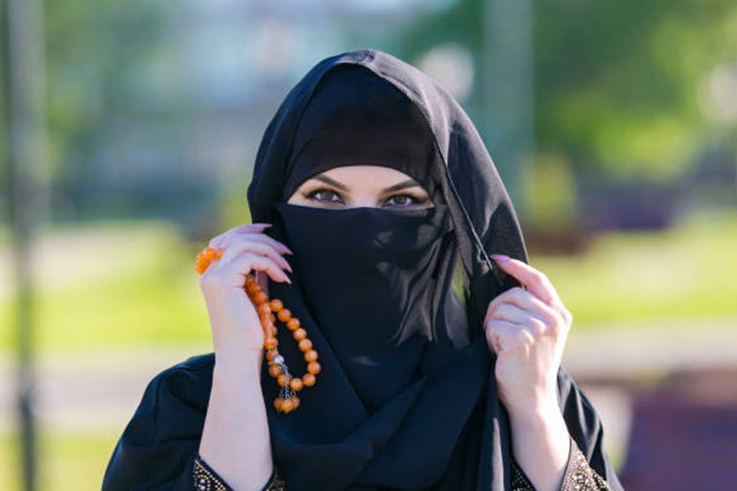 perbedaan cadar niqab dan burqa 4