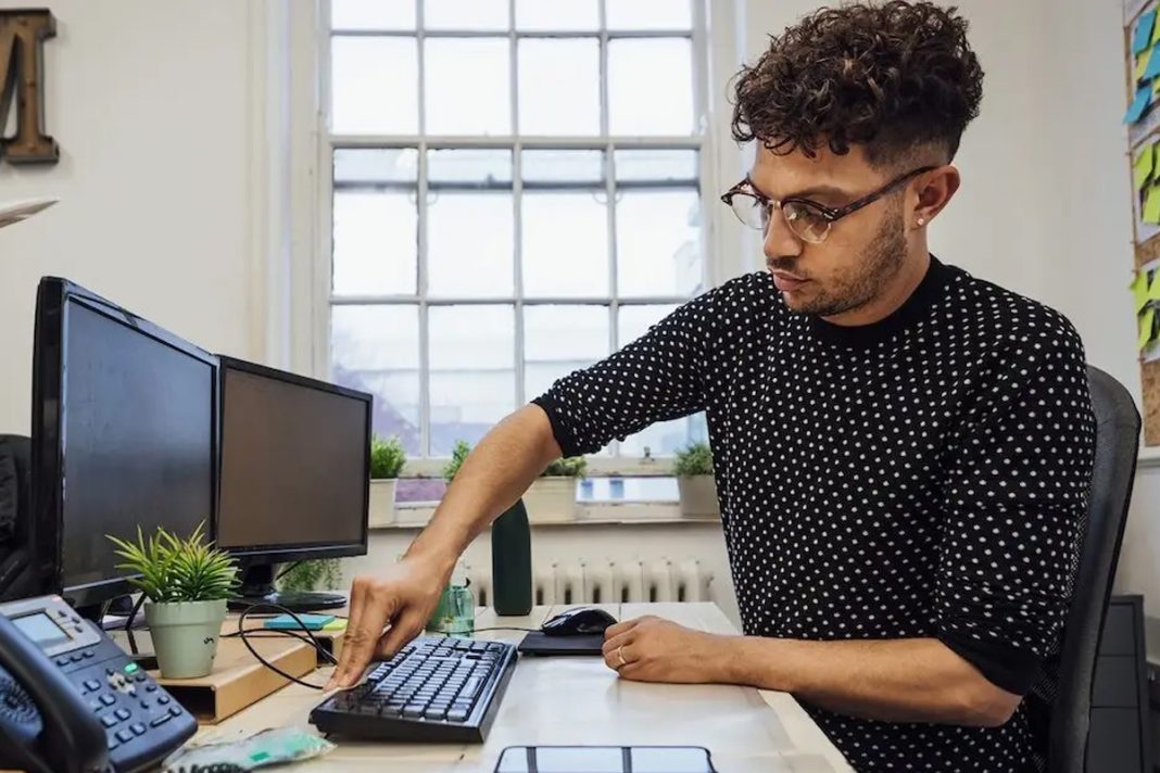 Menjaga Kebersihan di Sekitar Keyboard
