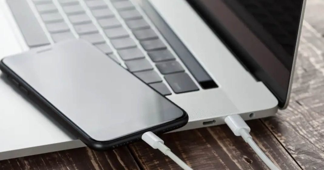 Nggak Mencharger Handphone Lewat Port USB PC atau Laptop