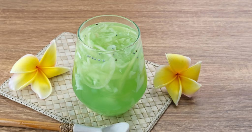 Es Kelapa Muda Segar: Minuman tradisional yang menyegarkan dengan air kelapa muda, daging kelapa lembut