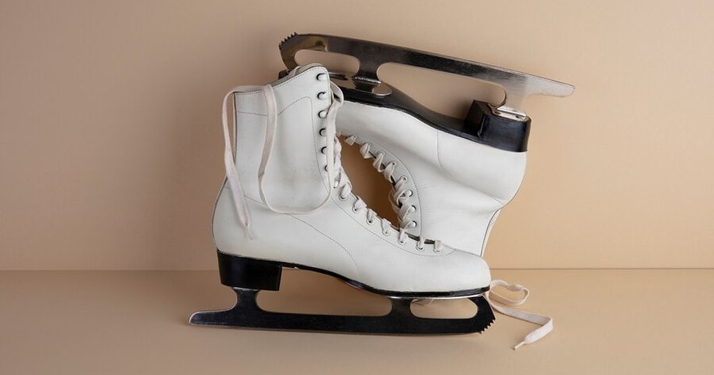 Gunakan sepatu ice skating yang ukurannya pas